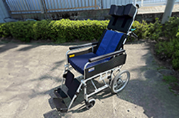 リクライニング車いす